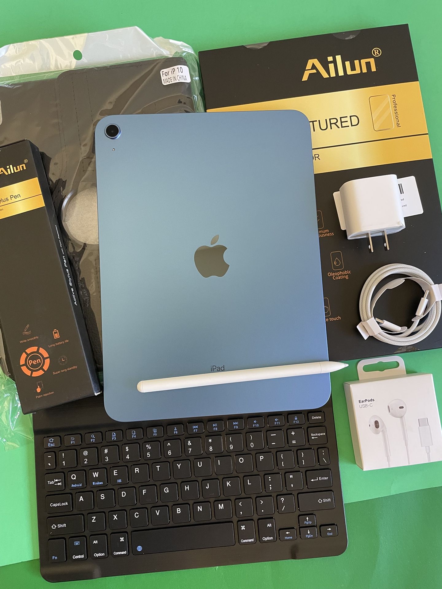 256gb Apple IPad 10th Generation (10.9” Liquid Retina / 2022 model) with pen, keyboard, case & Accessories (warranty 2026)