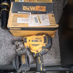 Dewalt 20v Roofing Nail Gun 15° Coil Gun With 2 Boxes Of Nails