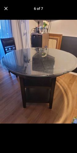 Round dining table