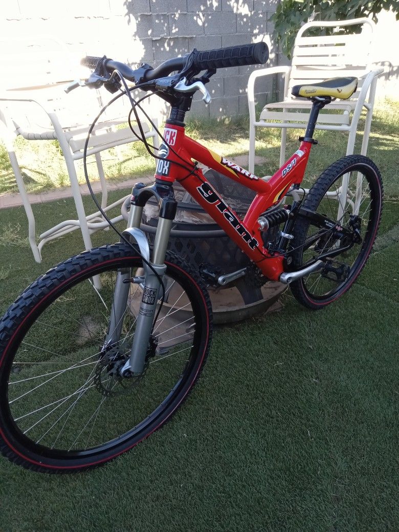 BIKE GIANT WARP DS 1 FULL SUSPENSION HYDRAULIC DISC BRAKES TIRES SIZE 26 FRAME SIZE MEDIUM BRAKES NO GOOD