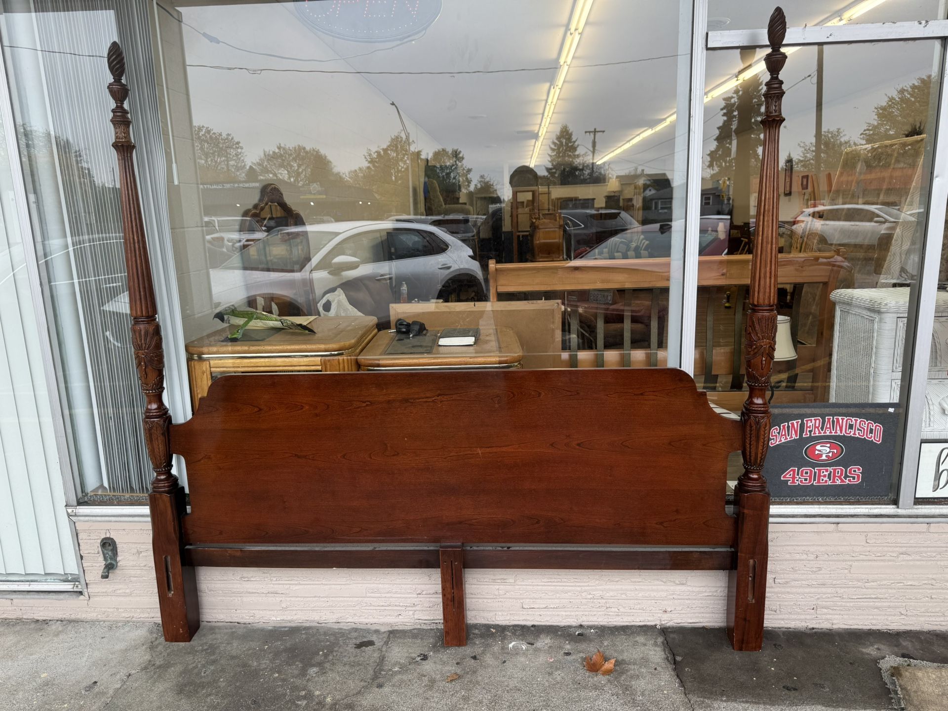 👑 King Size Solid Wood Four-Poster Bed Frame – Hand-Carved Elegance