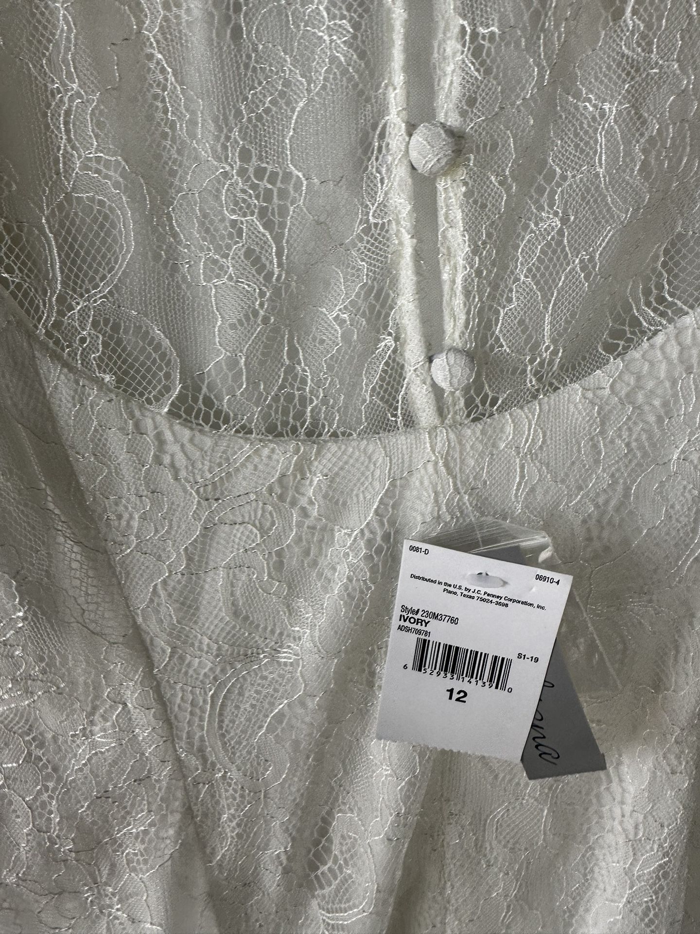 NWT SIZE 12 Wedding dress Lace With Buttons
