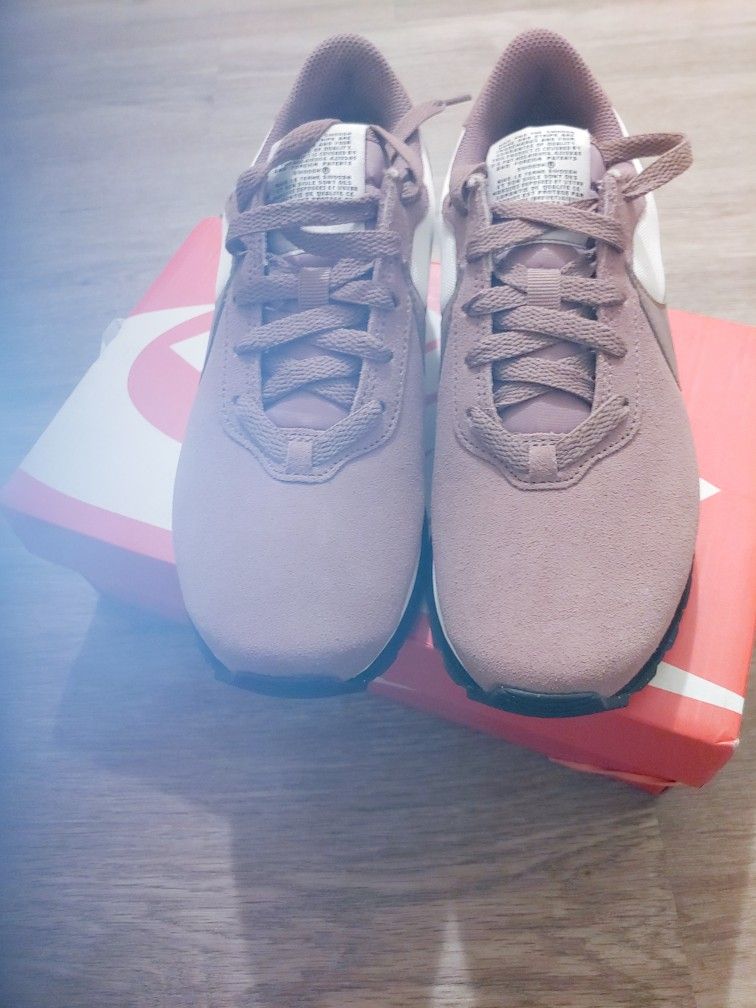 New Never Worn Women's Nike Pre Love O.x Shoes