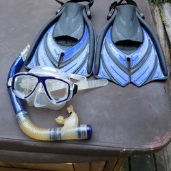 Complete Snorkel Set. Fins Are 17 In Long Size Sm  Or Med.