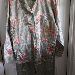 Womens Satin Feel 2Pc Pajama Set Size Large or 14. Green With Flowers, by Intimate Secrets, 83% Polyester, 17% Cotton. One Button is missing the cap, 