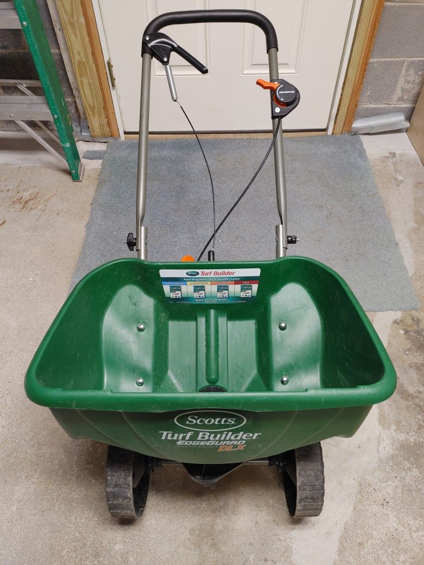 Scotts Turf Builder Lawn Broadcast Spreader Edgeguard Deluxe
