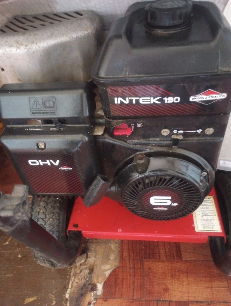 6 Hp Briggs & Stratton Motor...Good Strong Motor Great For A Go Cart Or Mini Bike