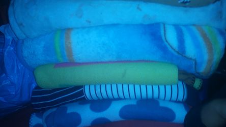 Small blankets nicely taken care of. Take all for 20$