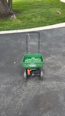 Scott’s Turf Builder Mini with the Edge Gaurd