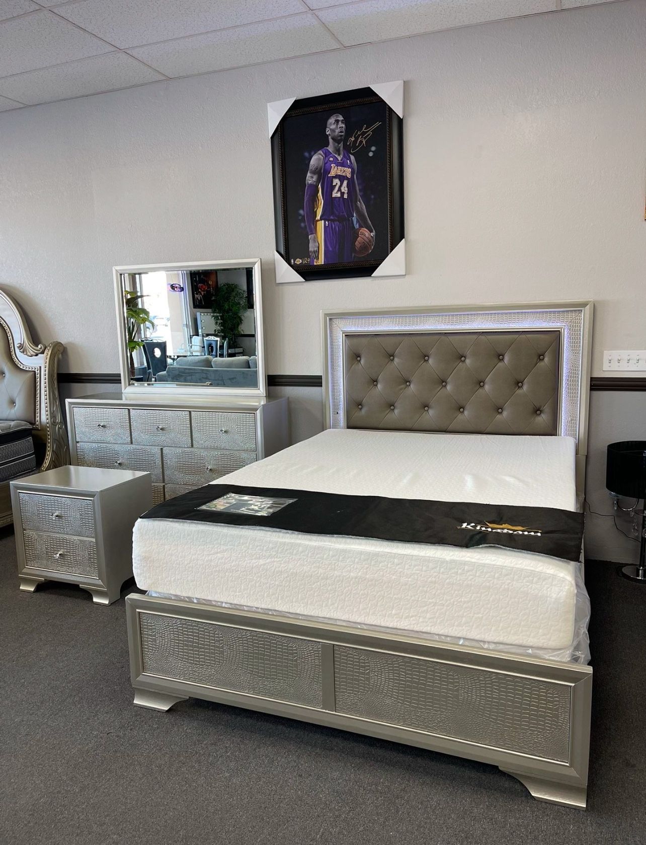 4PC Queen Bedroom Set w/ LED Lights