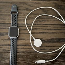 APPLE WATCH SE ⌚️ NIKE SERIES W/CHARGER