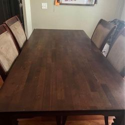 Dining Table w 4 Chairs 