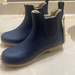 Size 6 Women’s Rain Boots 