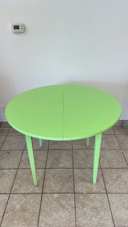 Elegant round green table
