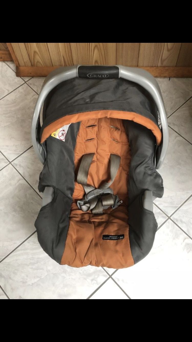 GRACO baby car seat Lightly used bought originally for $90