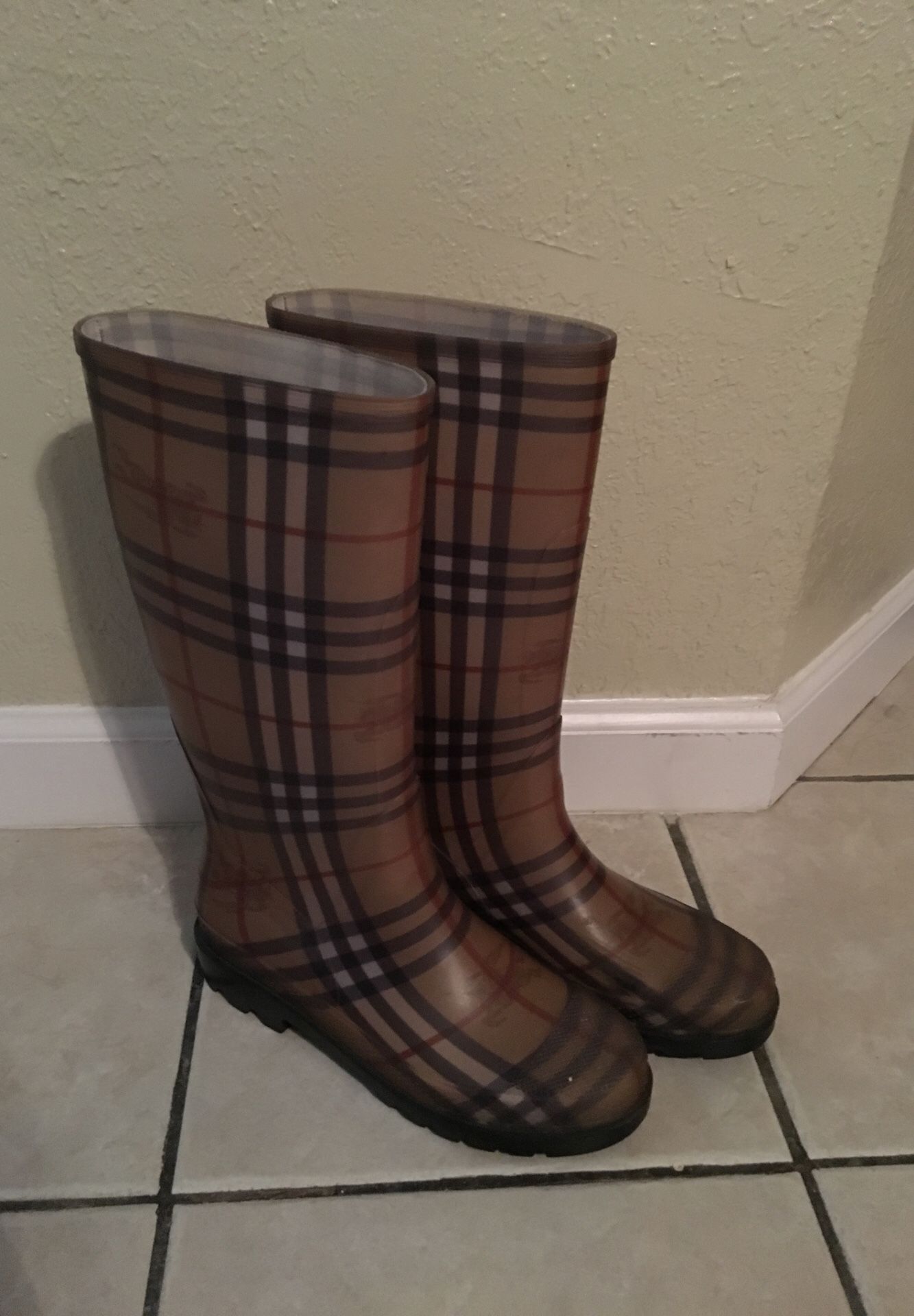 Burberry perfect condition size USA 6/12