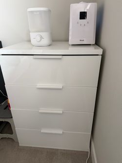 !!Like new!! Dania - high chest cabinet