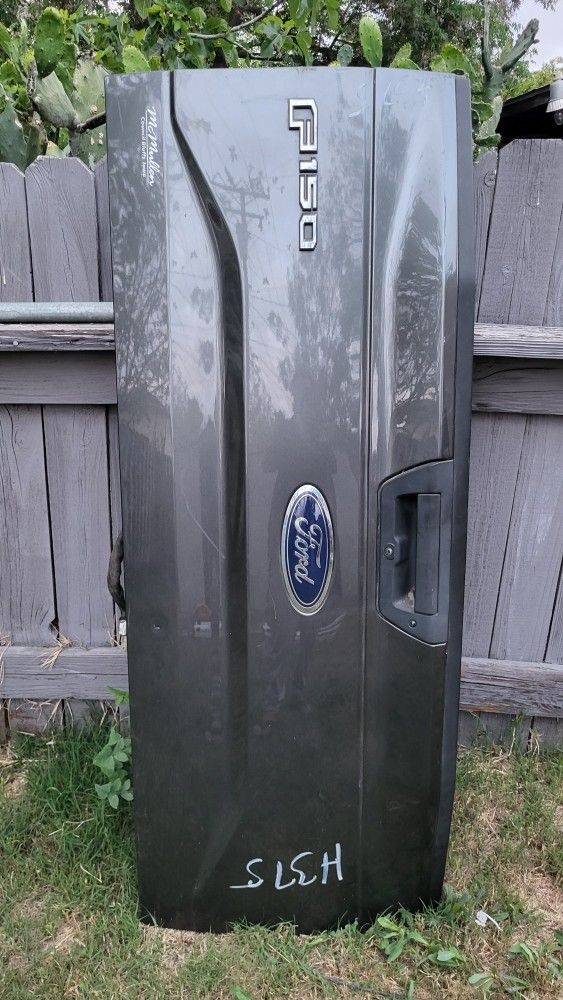 Ford 150 2017 ...Tail Gate.