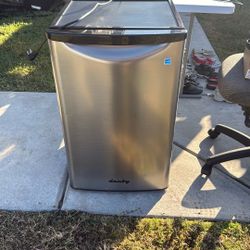 DANBY Mini Fridge 