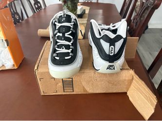 FILA Sneakers 11. New