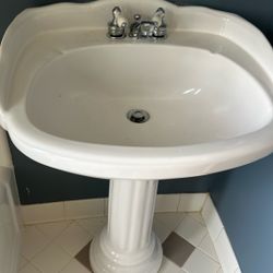 Pedestal Sink 