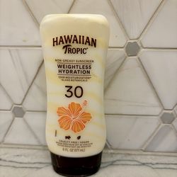 Hydrating Hawaiian Tropic sunscreen SPF 30. Non-greasy and has weightless hydration for 12 hours NEW