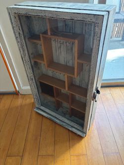 Class front display cabinet/jewelry box/wall mounted with bar underneath for hanging chains