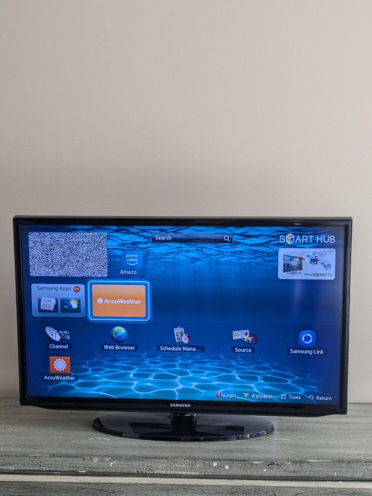 Samsung Smart TV, 32" screen, 1080