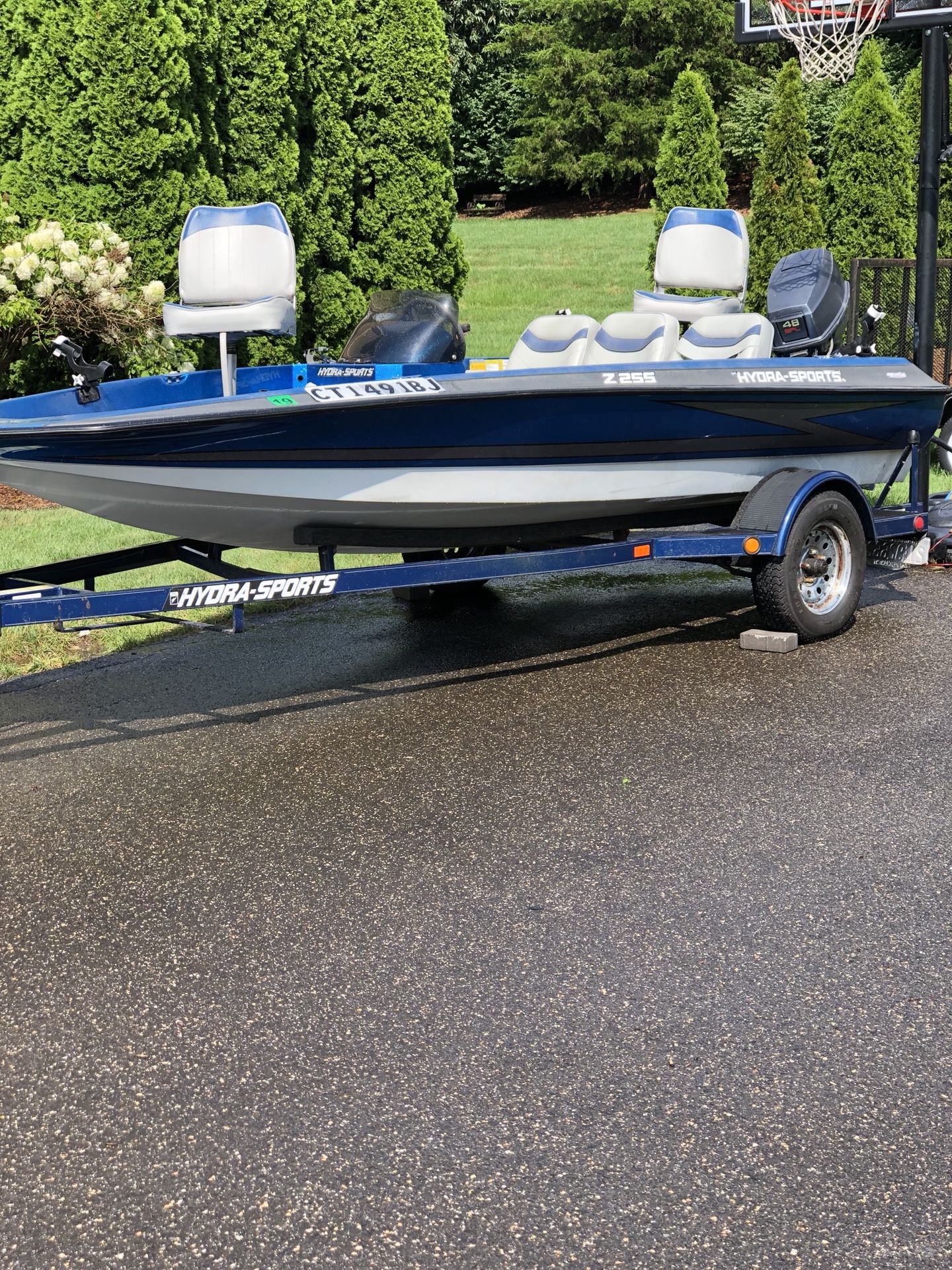 Hydra sport 16 foot bass boat with 48 horse power engine