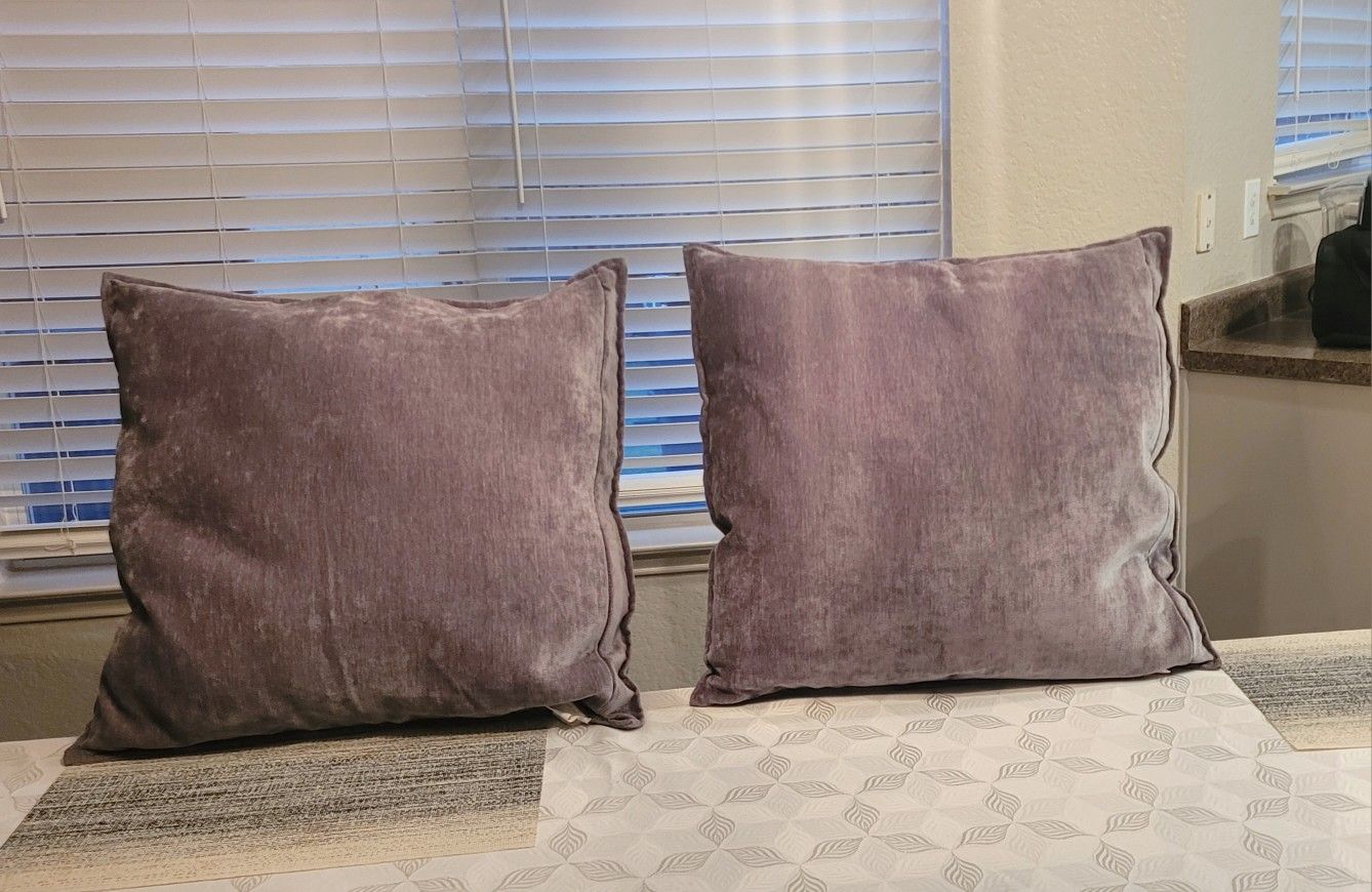 PAIR OF 2 GRAY THROW PILLOWS/ SET $6