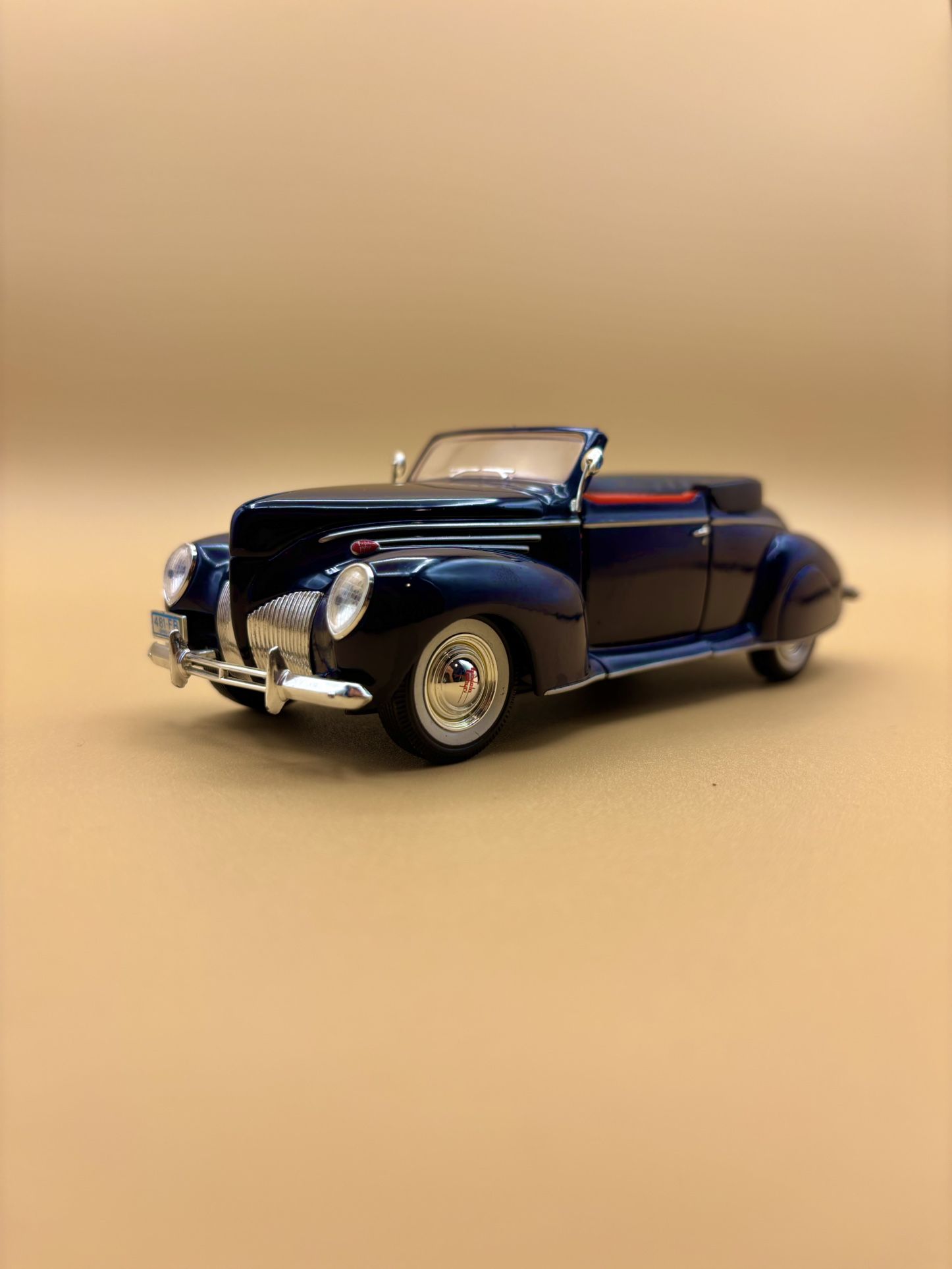 1939 Lincoln Zephyr Convertible, Dark Blue, 1:24 Diecast Model Car from Signature Models