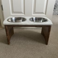 Elevated Dog Feeder