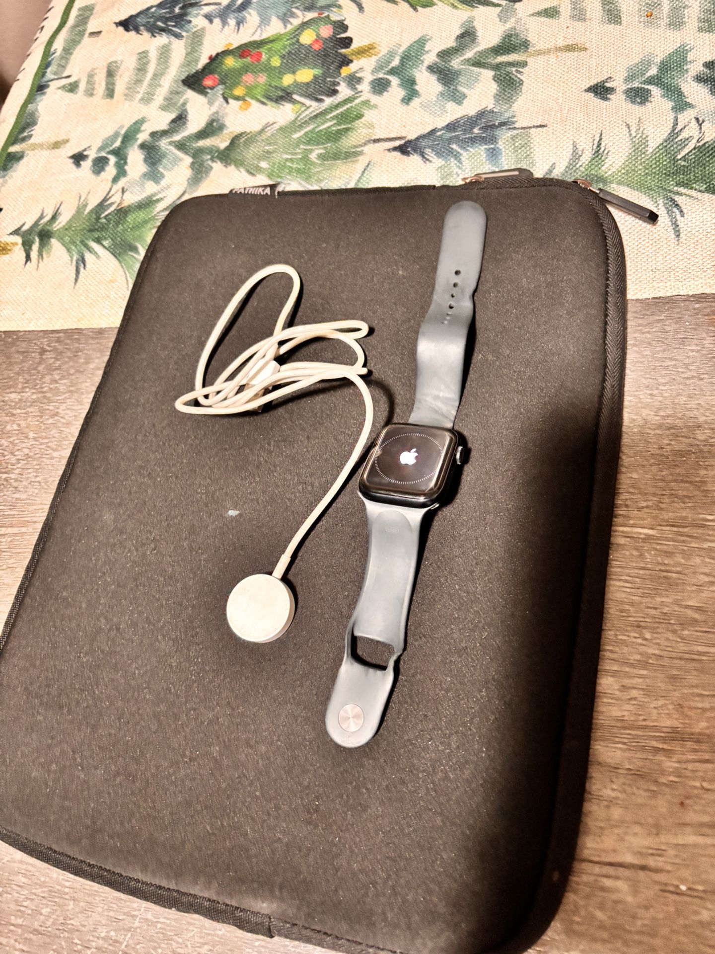 Apple Watch SE Locked