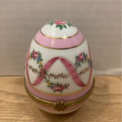 Vintage Style Porcelain Egg Shaped Trinket Pill Box 3 1/2 inches tall made in China S1