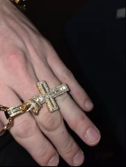 Diamond Cross Chain Neckless / Comes with chain