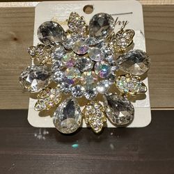 BNWT Gold and rhinestone flower pin - brooch.