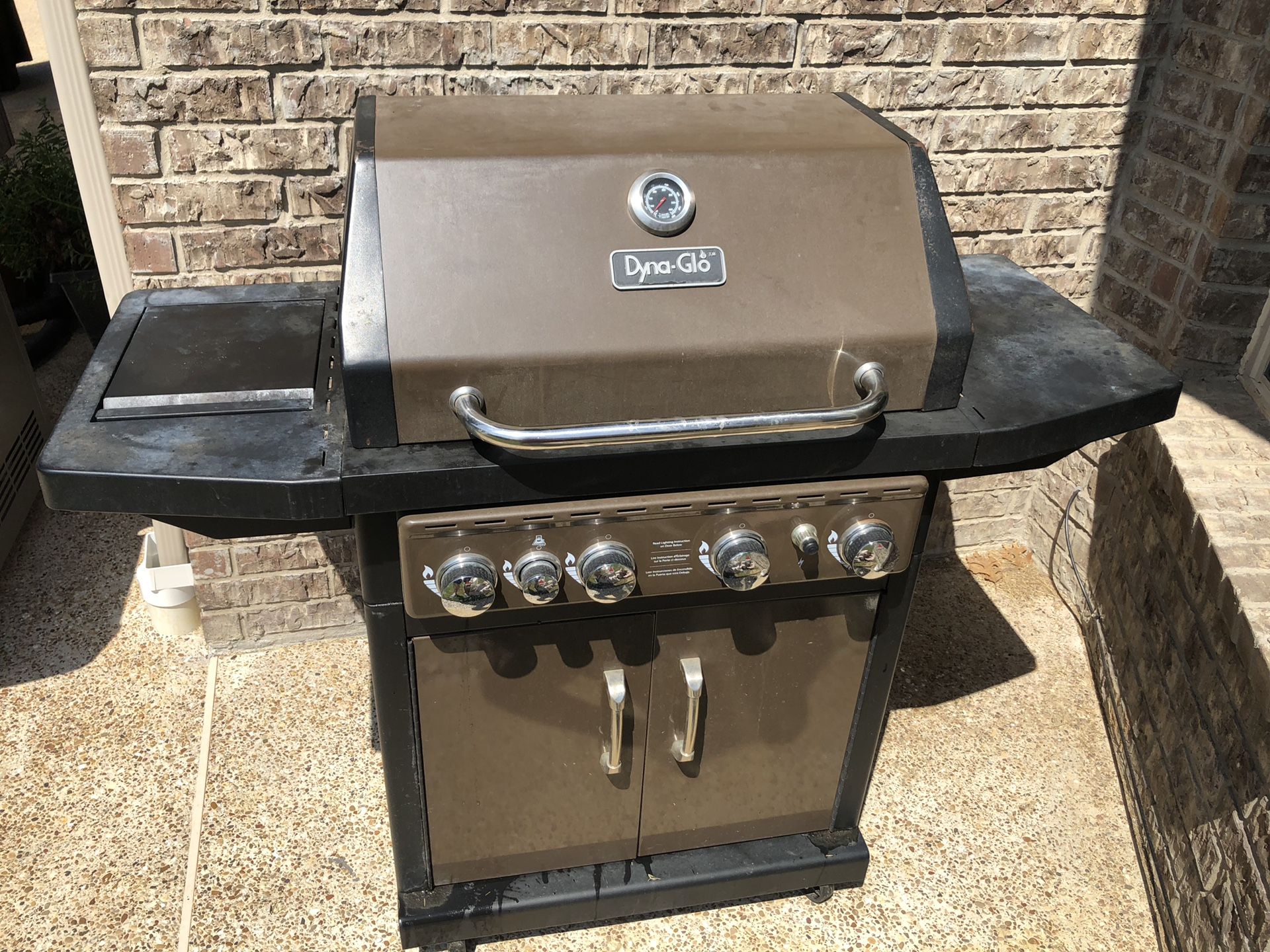 Dyna-Glo 4 burner gas grill with cast iron grate and side burner