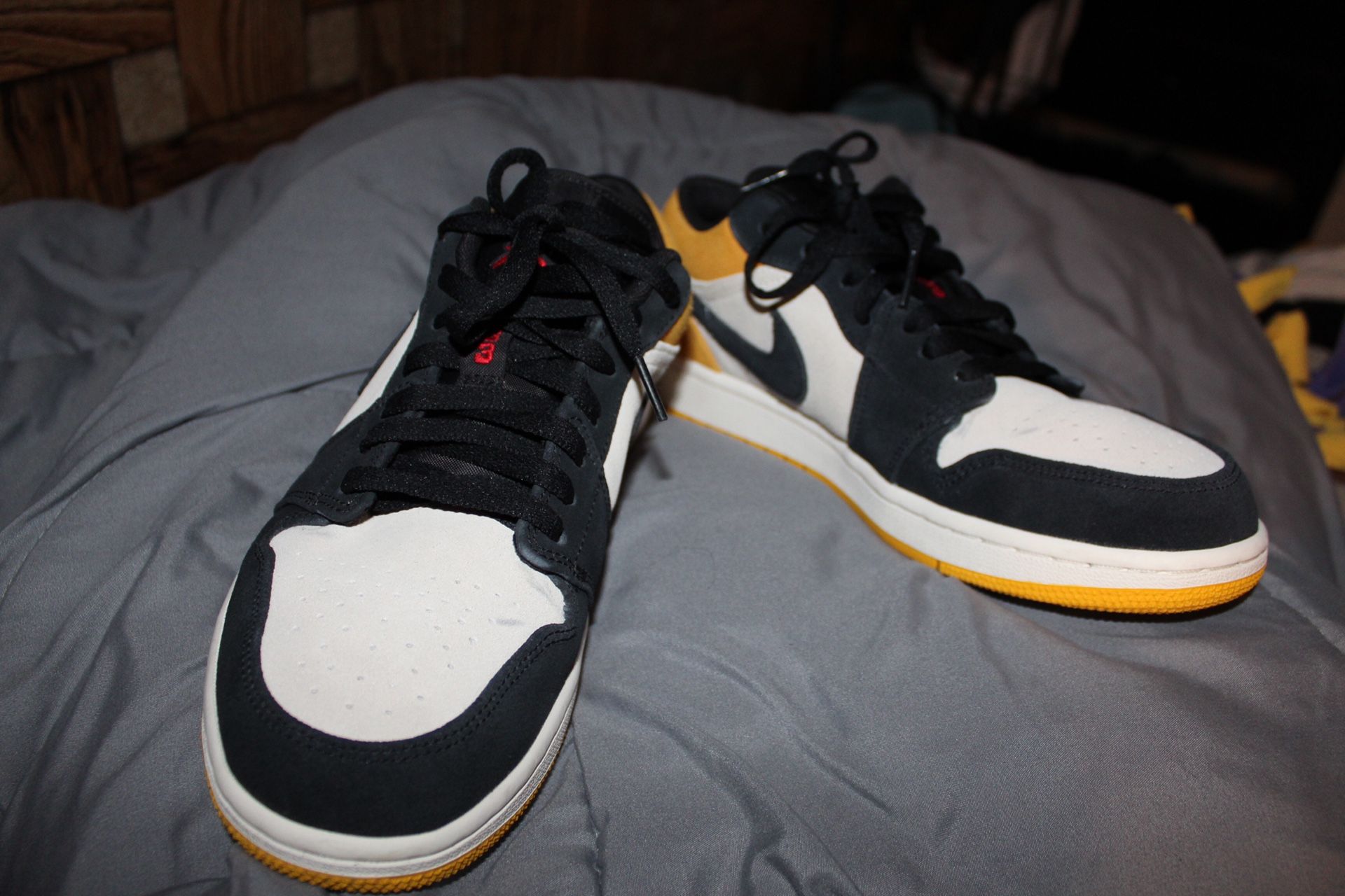 Jordan low 1 university gold