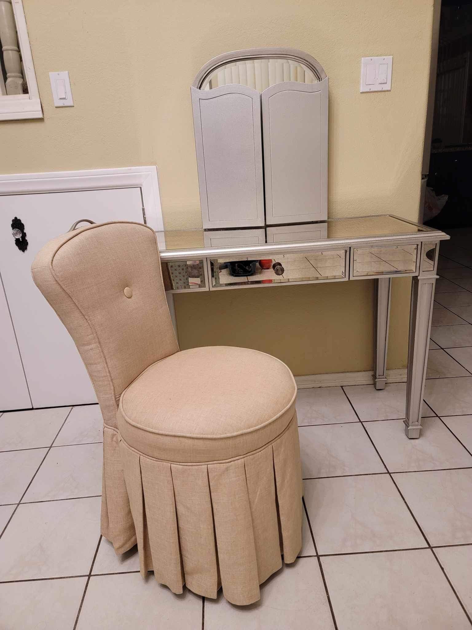 Pier 1 Hayworth Mirror Vanity with Chair 350 dlls. obo (good