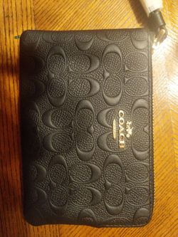 CORNER ZIP WRISTLET IN SIGNATURE LEATHER