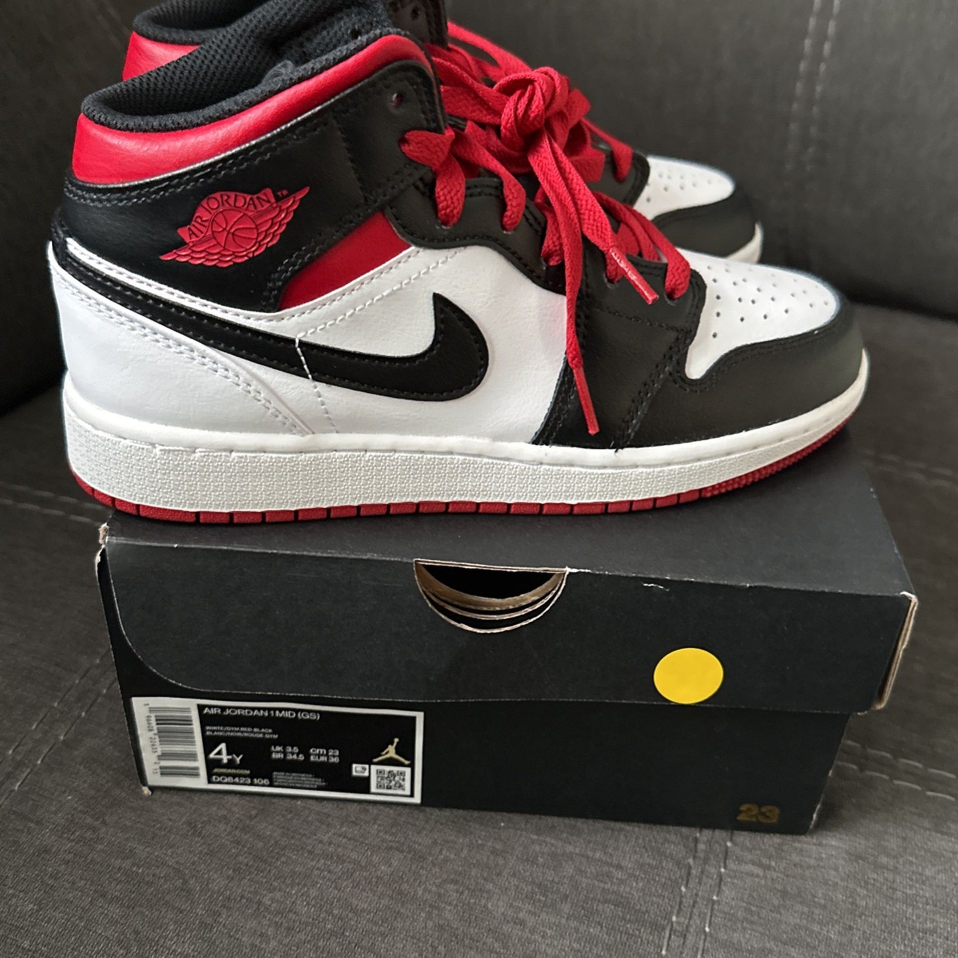 Air Jordan 1 Mid (GS) Sz 4Y