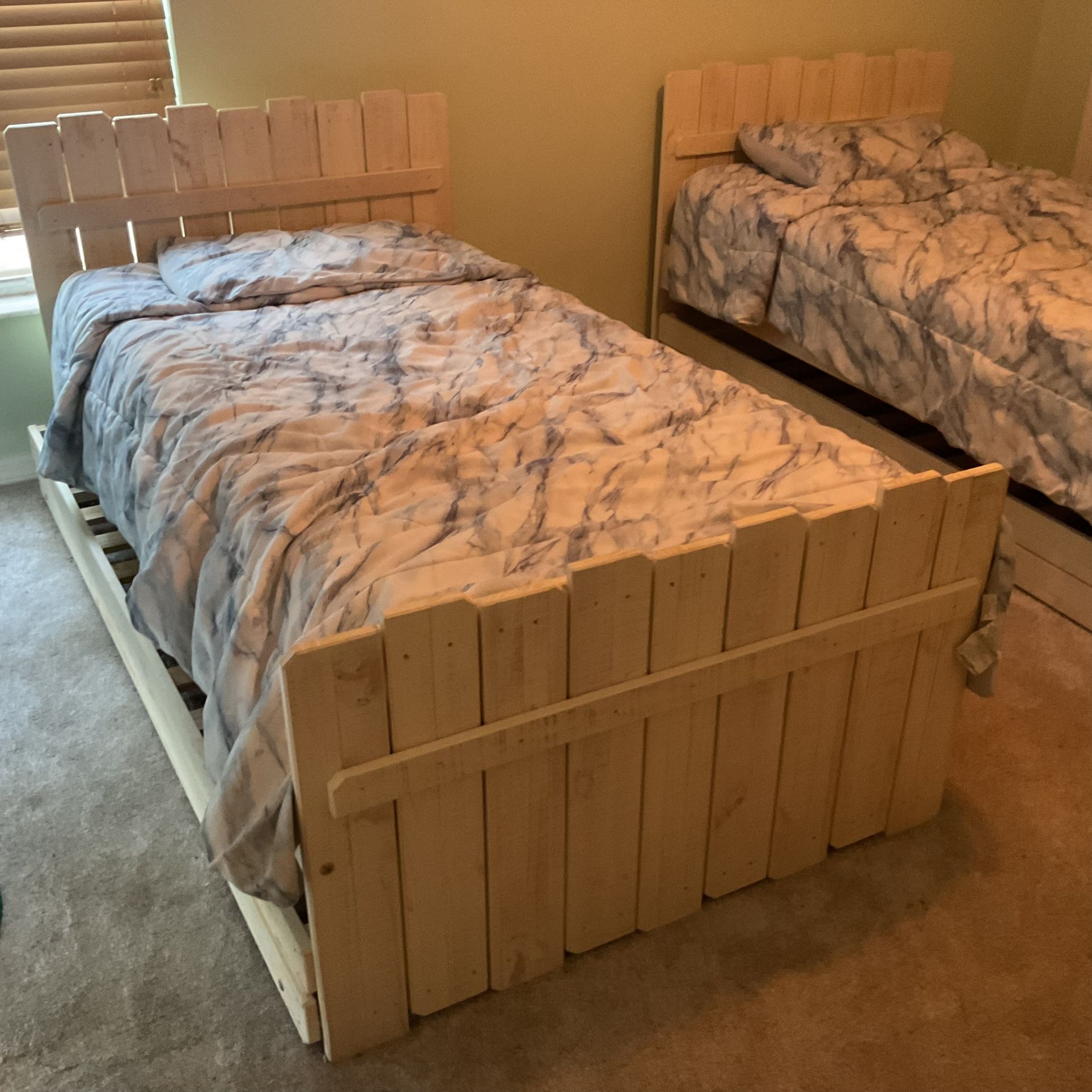 Unique Trundle Twin Beds w/ Matching Bedspreads w / Shams