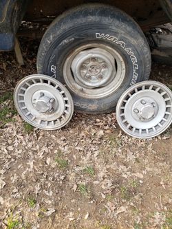 3 Ford Steel Rims 2 Hubcaps 5 Lug