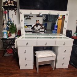 9 Drawer Vanity With Stool