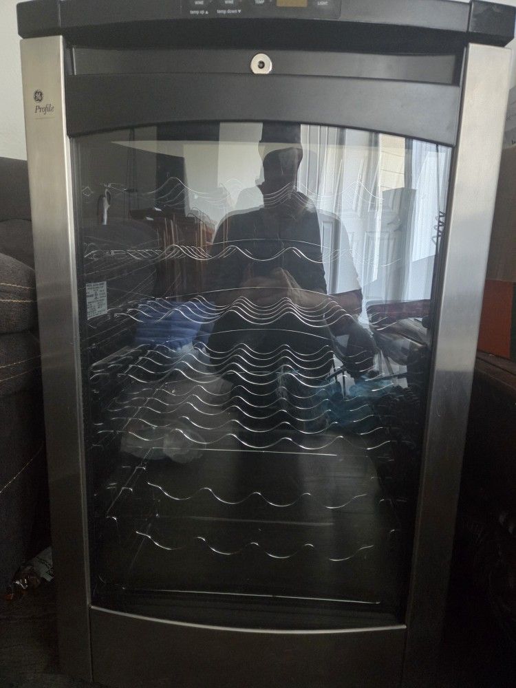 GE Wine Cooler / Fridge 29 Bottle Capacity