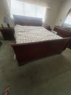 King size sleigh bed  102x 76