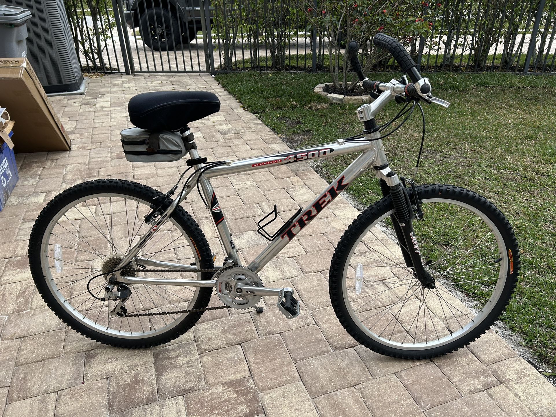 Trek 18” 24 Speed Aluminum Mountain Bike with Rock shox