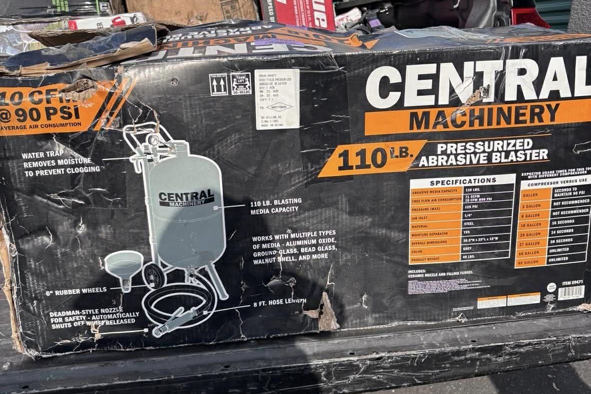 Central Machinery 110lbs Pressurized Abrasive Blaster