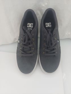 SKATEBOARDING SHOES