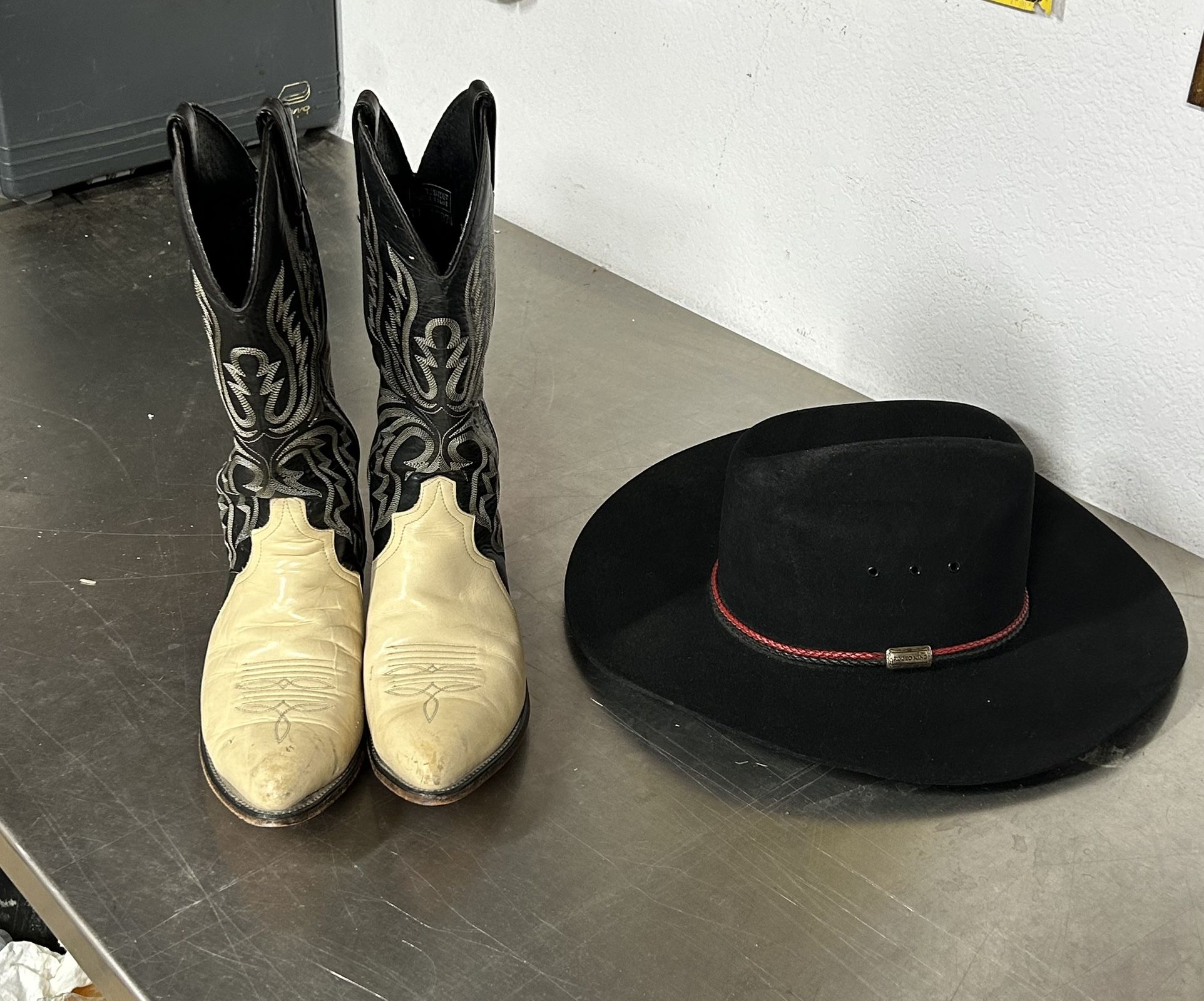 Cowboy Boots / Black Cowboy Hat